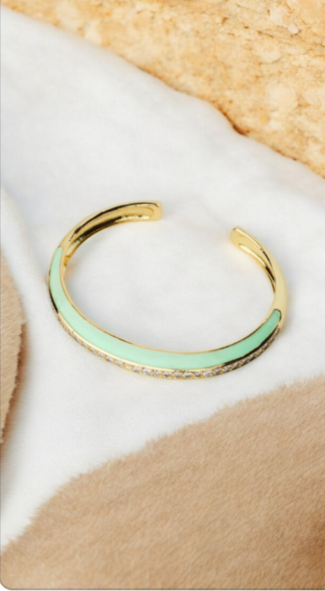 Green bracelet with gold