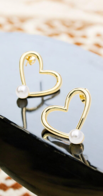 Heart-shaped earring with white pearl trim.