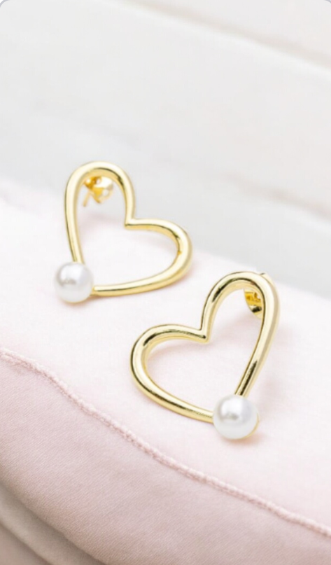 Heart-shaped earring with white pearl trim.