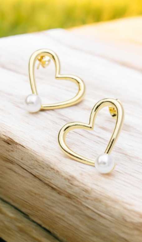 Heart-shaped earring with white pearl trim.