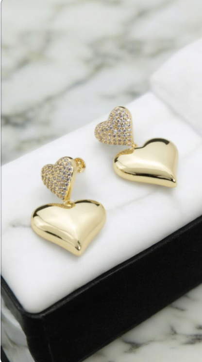 Aretes en forma de corazon con  en brillante