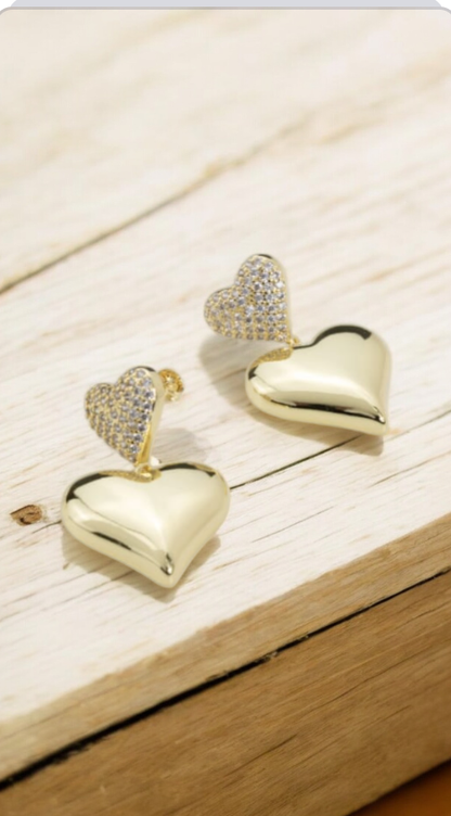 Aretes en forma de corazon con  en brillante