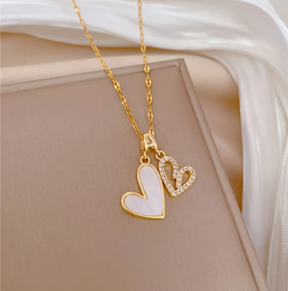 Collar con doble corazón en blanco y Dorado