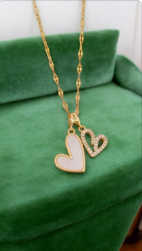 Collar con doble corazón en blanco y Dorado